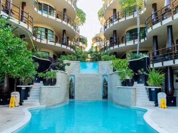 Departamento venta playa del carmen - alberca con vista de condominios de fondo