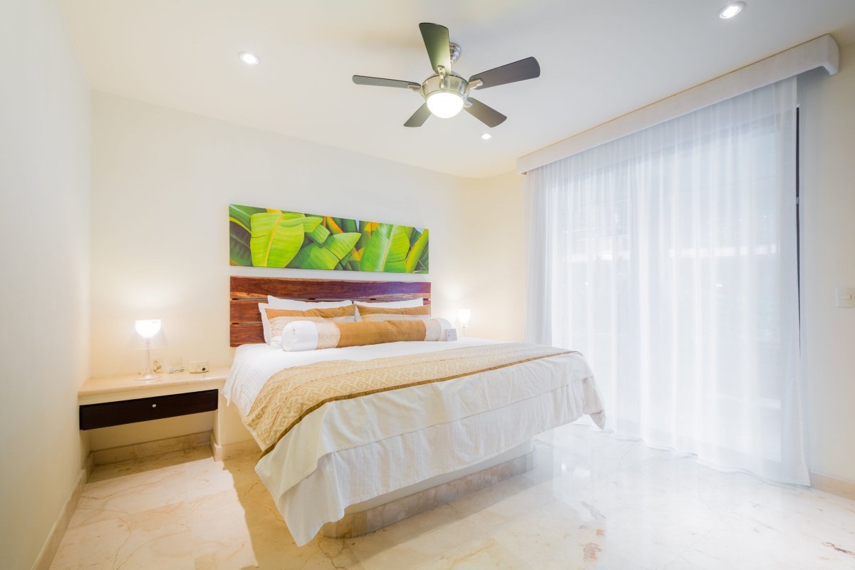 Departamento venta playa del carmen - recámara iluminada con luz natural y artificial