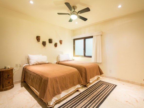 Departamento venta playa del carmen - recámara con dos camas e iluminación natural y artificial