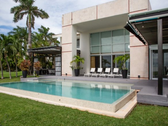 Casa venta isla dorada zona hotelera cancun - alberca con zona de asoleadero