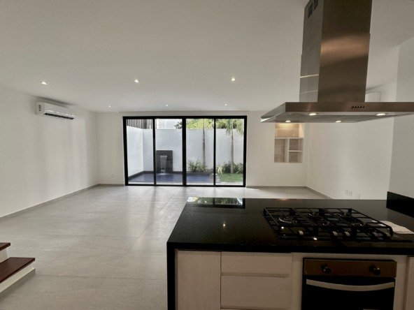 Casa en venta av huayacan - Espaciosa área social con cocina moderna, campana de acero inoxidable