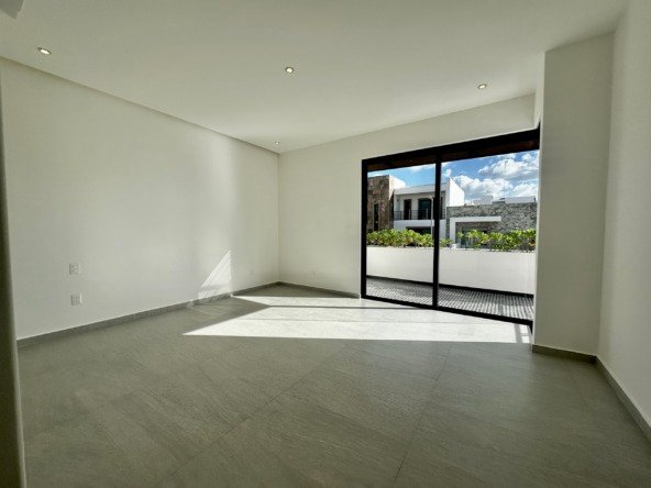 Casa en venta av huayacan - recámara iluminada con luz natural, cuenta con balcón con vista hacia la calle