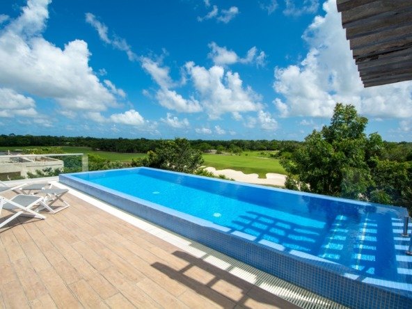 Casa en venta en cancún country club - alberca con vista hacia campo de golf