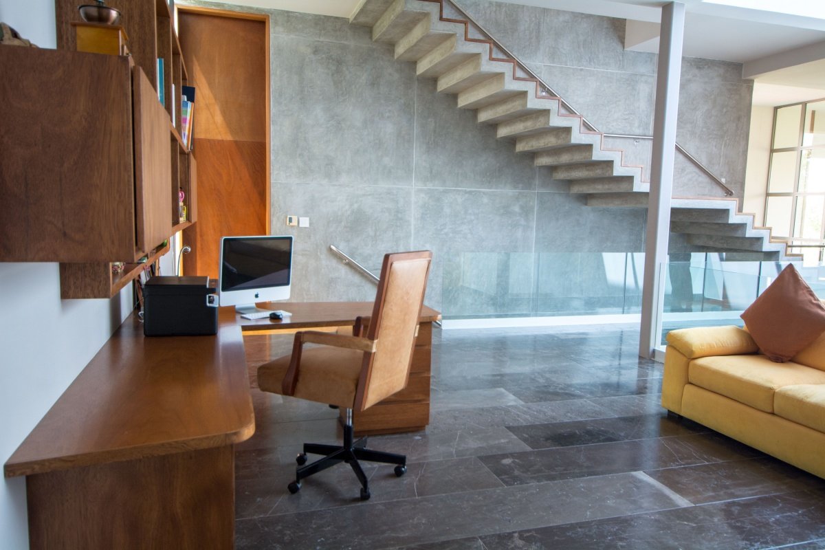 Casa en venta en cancún country club - estudio, vista hacia escritorio y escaleras