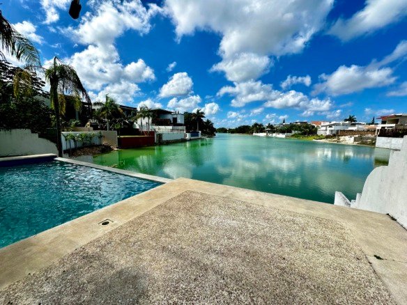 Casa en venta en lagos del sol cancun - alberca con vista a la laguna