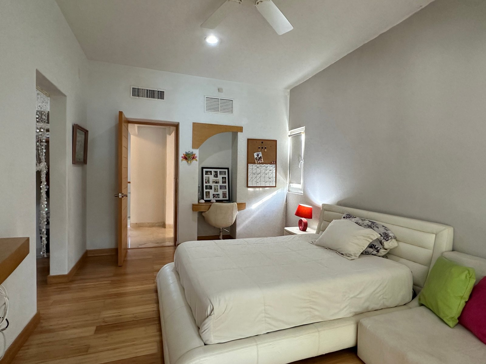 Casa en venta en lagos del sol cancun - Recámara donde resaltan colores neutros, blancos