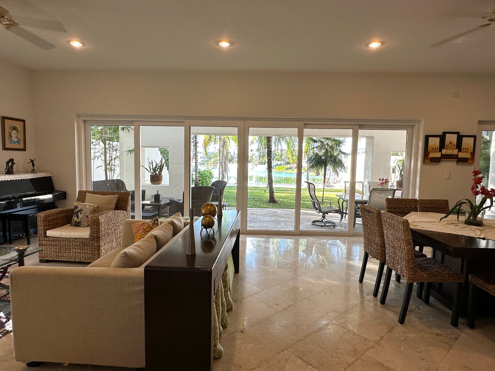 Casa en venta en lagos del sol cancun - Sala de estar y comedor con vista al jardín trasero