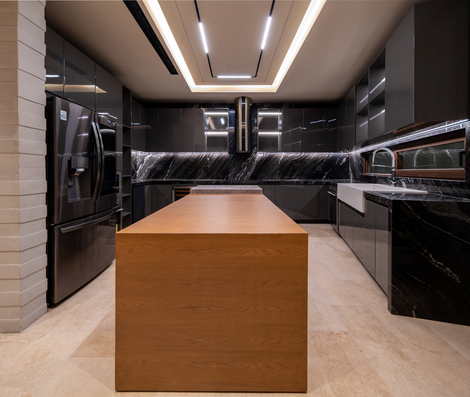 Casa en venta en puerto cancún - cocina con isla central,encimeras de mármol negro y una iluminación contemporánea en el techo