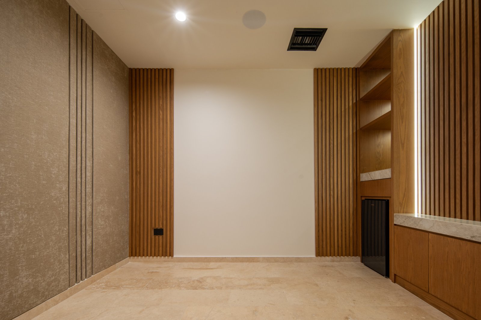 Casa en venta en puerto cancun - Espacio interior moderno con paneles de madera verticales y revestimiento de pared texturizado