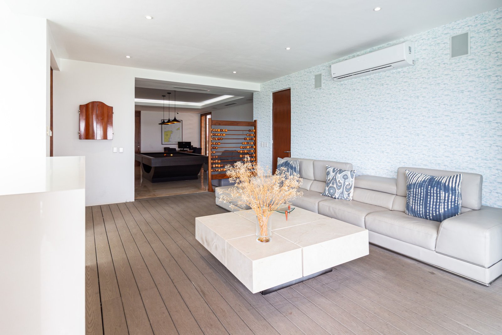 Casa venta isla dorada zona hotelera cancún - estudio con vista al fondo hacia la sala de juegos