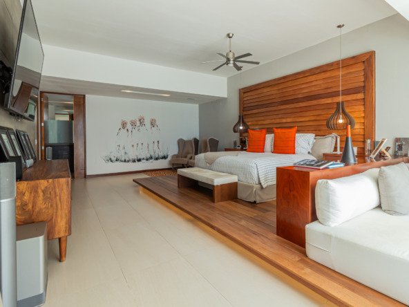 Casa venta isla dorada zona hotelera cancún - amplia recámara moderna con detalles naranjas