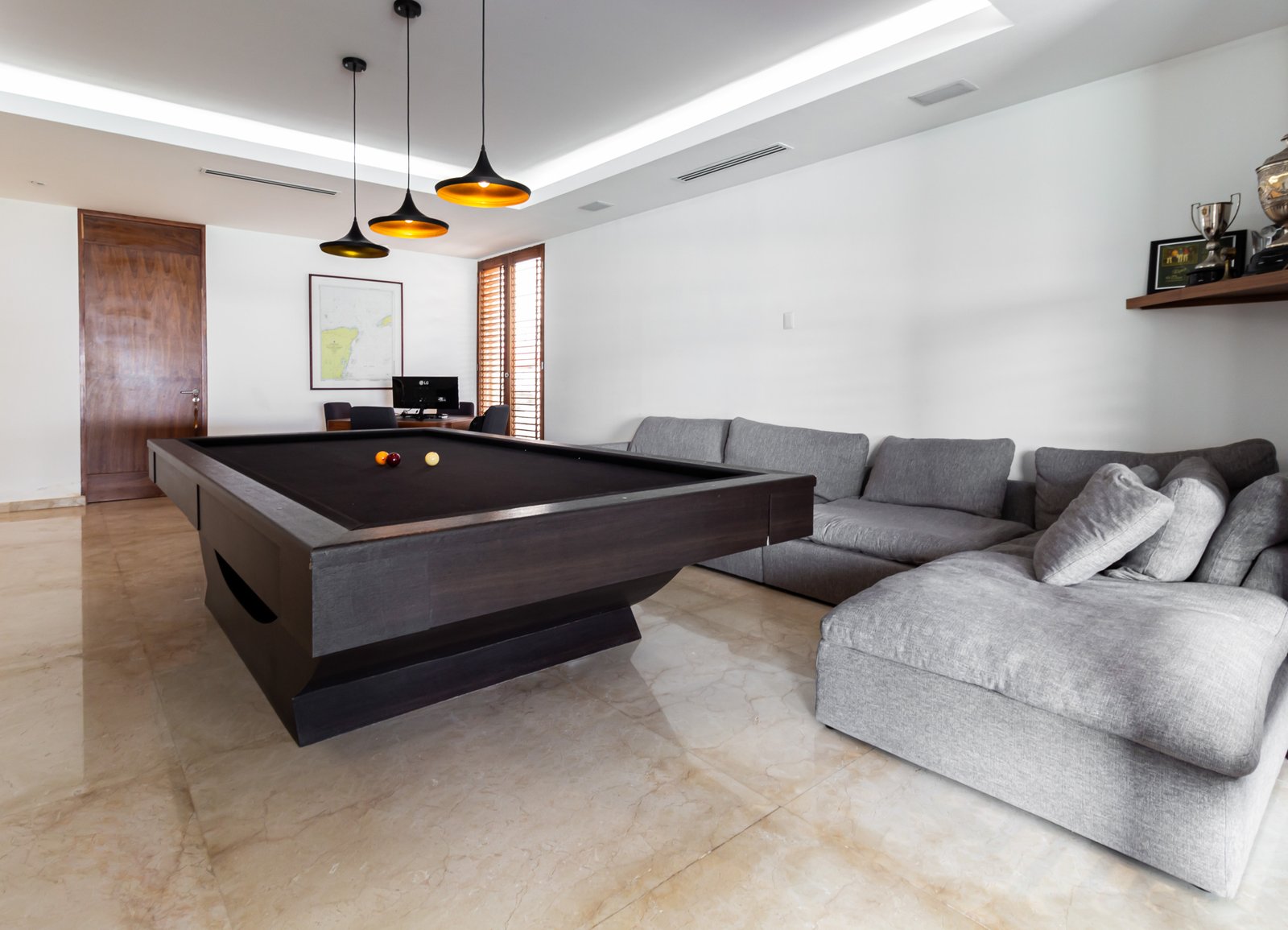 Casa venta isla dorada zona hotelera cancún-sala de juegos con una mesa de billar moderna de madera oscura y luces colgantes