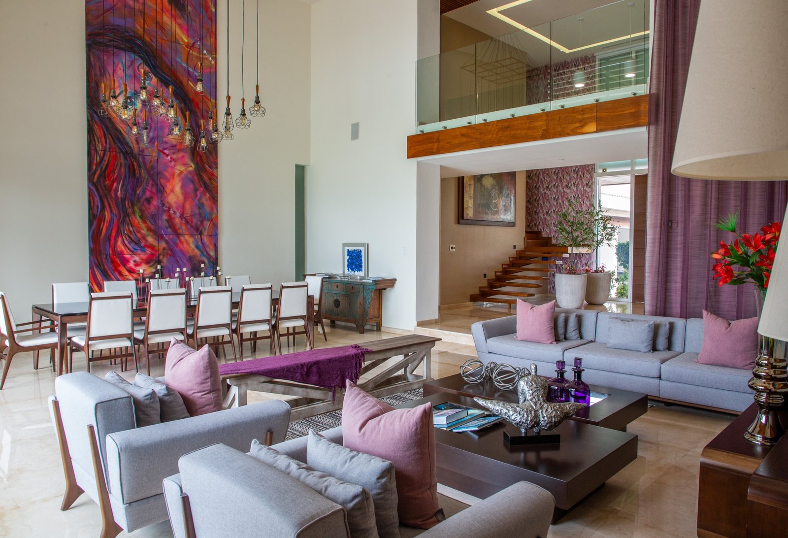 Casa venta isla dorada zona hotelera cancún - sala de estar y comedor al fondo, destaca el techo alto