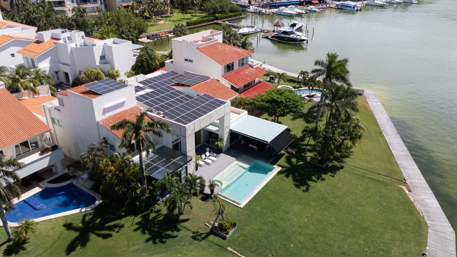 Casa venta isla dorada zona hotelera cancún - vista aérea de la casa. Se aprecia la vista que se tiene hacia la laguna