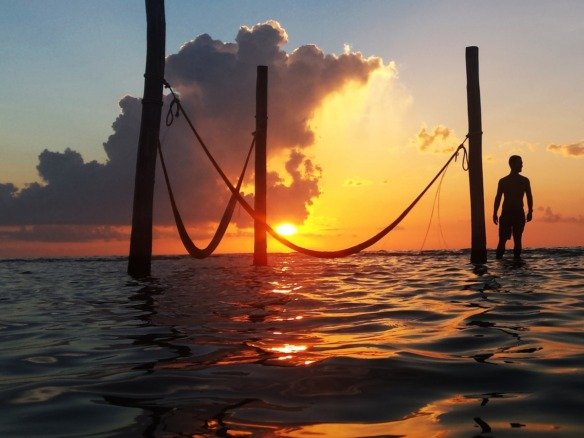Terreno en venta en isla holbox - atardecer en el mar, con hamacas sobre el agua