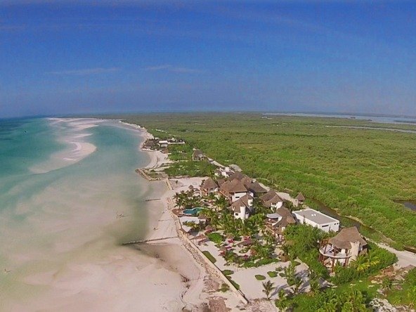 Terreno en venta en isla holbox - vista aérea de playa de aguas turquesa y vegetación de manglar al fondo