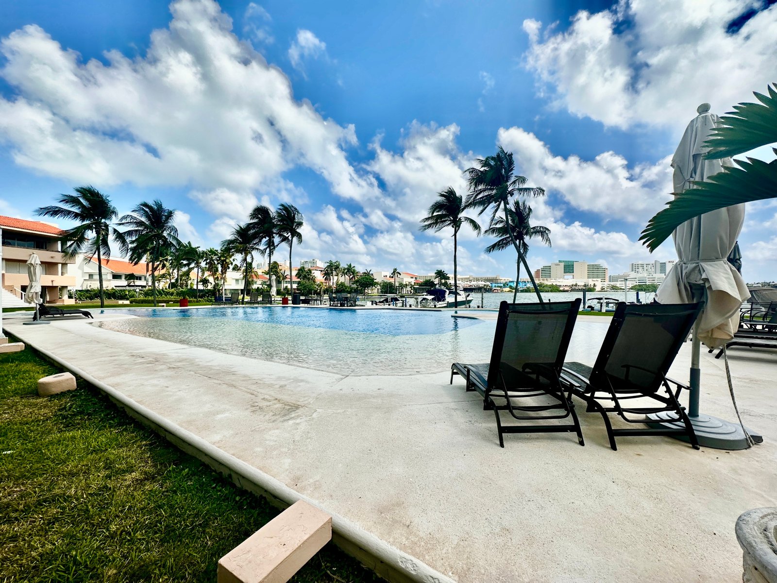 Departamento en Venta en Cancún en Zona Hotelera en Isla Dorada Alberca