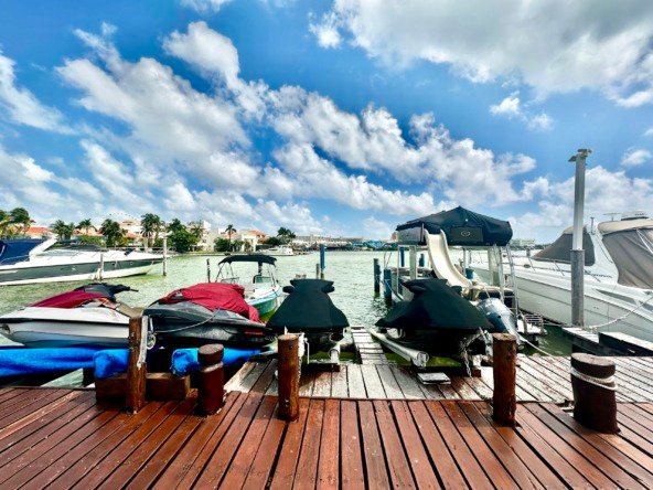 Departamento en Venta en Cancún en Zona Hotelera en Isla Dorada muelle