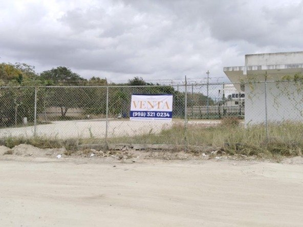 Terreno en Venta en Av. Huayacan Cancún Frente Lote