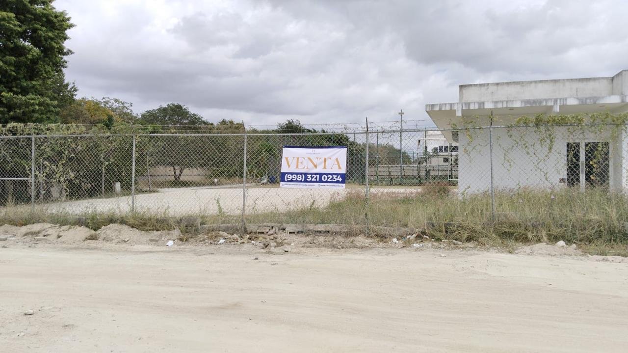 Terreno en Venta en Av. Huayacan Cancún Frente Lote