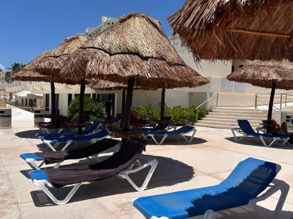 Departamento en venta en Zona Hotelera de Cancún frente al mar-asoleadero