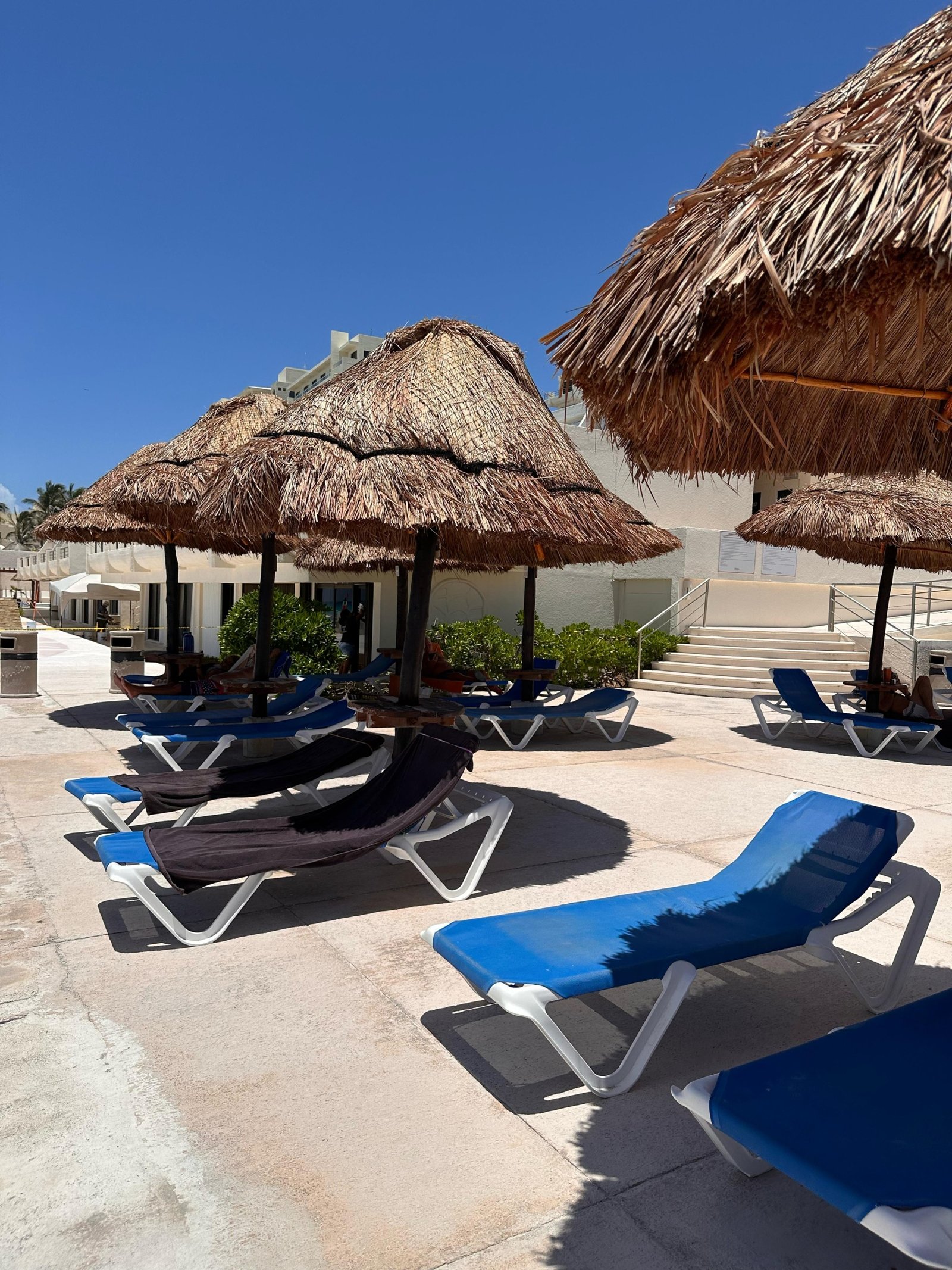 Departamento en venta en Zona Hotelera de Cancún frente al mar-asoleadero